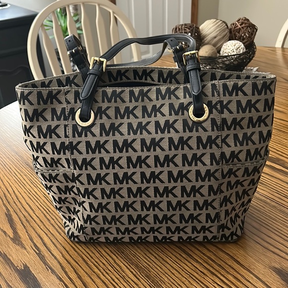 Michael Kors Purse - Picture 1 of 12